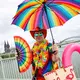 Martin aus Gießen ist auch im Alltag in Regenbogenfarben unterwegs. - Bild: Thomas Banneyer/dpa