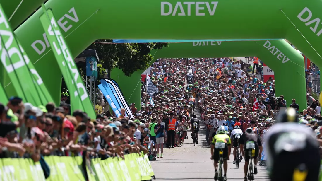 Riesige Stimmung an der Triathlonstrecke in Roth. - Bild: Daniel Karmann/dpa