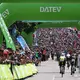 Riesige Stimmung an der Triathlonstrecke in Roth. - Bild: Daniel Karmann/dpa