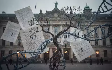 Abstrakte Darstellung von Rechtsdokumenten, Stammbäumen und DNA-Strängen, die sich vor einem unscharfen Gerichtsgebäude verflechten. - Foto: über boerse-global.de