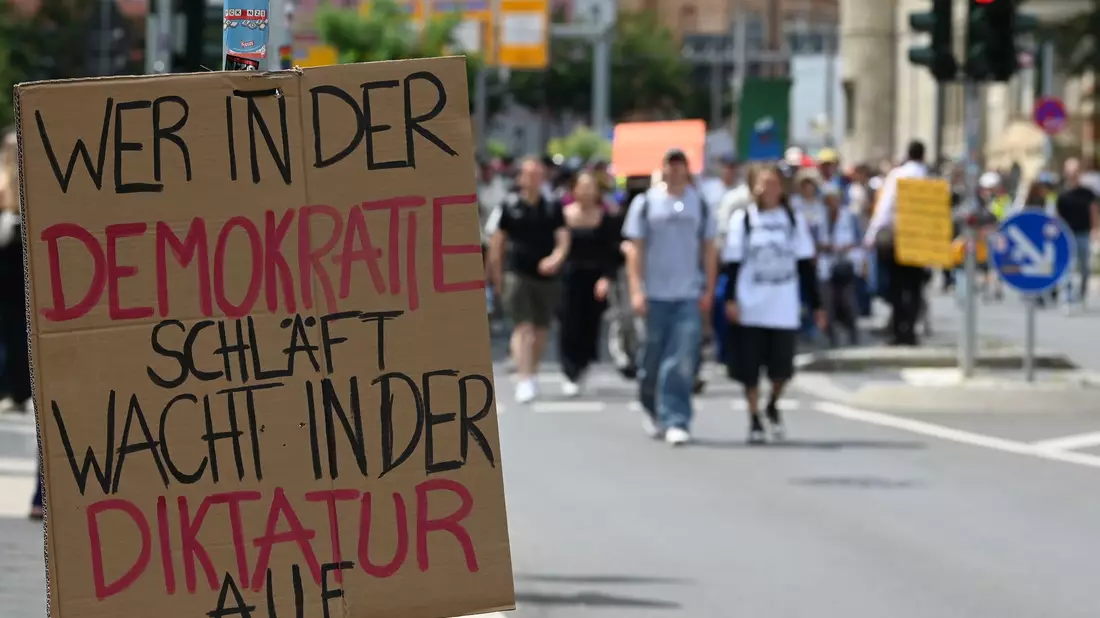 Über 30.000 Menschen beteiligten sich an Protesten gegen AfD-Parteitag.  - Bild: Heiko Rebsch/dpa