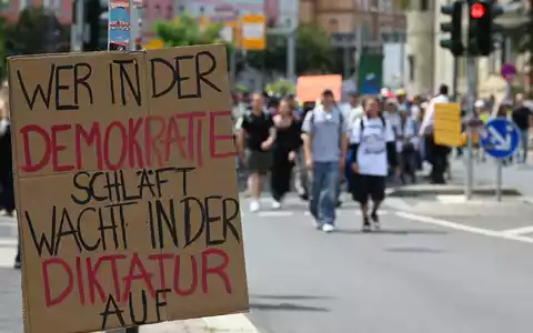 Über 30.000 Menschen beteiligten sich an Protesten gegen AfD-Parteitag.  - Foto: Heiko Rebsch/dpa
