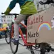 Viele AfD-Gegner kamen mit selbstgebastelten Protestschildern. - Bild: Martin Schutt/dpa