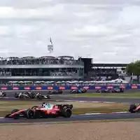 Charles Leclerc (vorn) gewinnt in Silverstone. - Foto: Jacob King/PA Wire/dpa