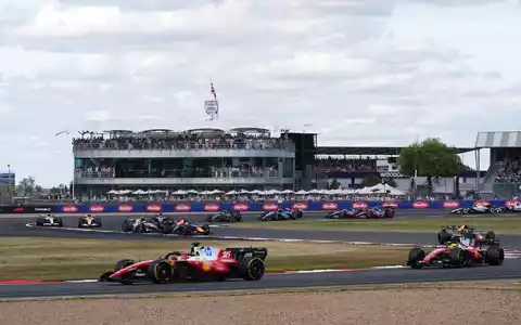 Charles Leclerc (vorn) gewinnt in Silverstone. - Foto: Jacob King/PA Wire/dpa