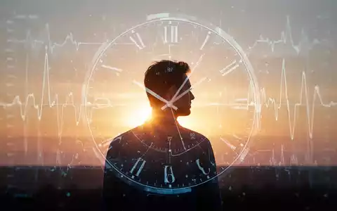 Eine Person im Sonnenaufgang, die das Konzept des Intervallfastens und des zirkadianen Rhythmus symbolisiert. - Foto: über boerse-global.de