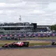 Charles Leclerc (l) setzt sich früh an die Spitze vor Lewis Hamilton. - Bild: Jacob King/PA Wire/dpa