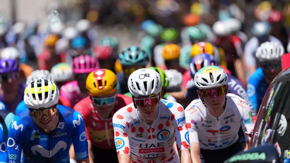Tadej Pogacar im gepunkteten Bergtrikot.  - Bild: Thibault Camus/AP/dpa