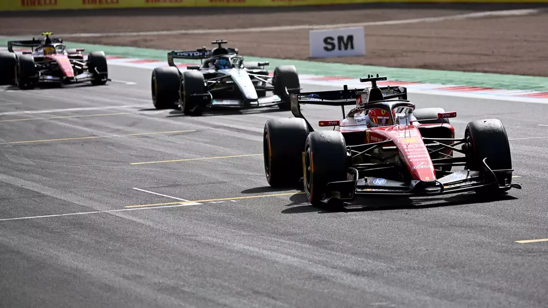 Charles Leclerc bleibt in Silverstone cool. - Bild: Peter Powell/Pool EPA/AP/dpa