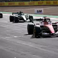 Charles Leclerc bleibt in Silverstone cool. - Foto: Peter Powell/Pool EPA/AP/dpa