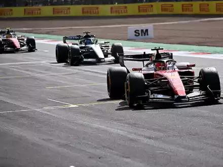 Charles Leclerc bleibt in Silverstone cool. - Foto: Peter Powell/Pool EPA/AP/dpa