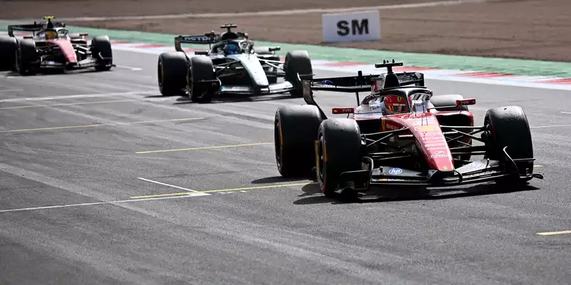 Charles Leclerc bleibt in Silverstone cool. - Foto: Peter Powell/Pool EPA/AP/dpa