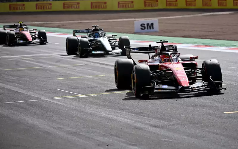 Charles Leclerc bleibt in Silverstone cool. - Foto: Peter Powell/Pool EPA/AP/dpa