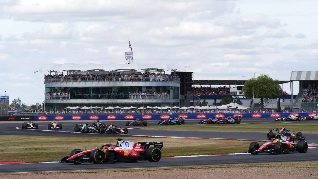 Charles Leclerc (l) setzt sich früh an die Spitze vor Lewis Hamilton. - Bild: Jacob King/PA Wire/dpa