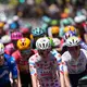 Tadej Pogacar im gepunkteten Bergtrikot.  - Bild: Thibault Camus/AP/dpa