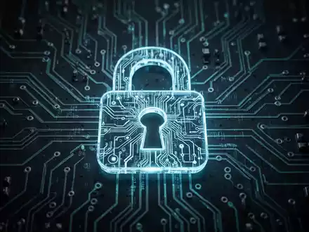 Leuchtendes digitales Schloss-Symbol auf einer Leiterplatte, Symbol für Cybersicherheit und Schutz digitaler Systeme. - Foto: über boerse-global.de