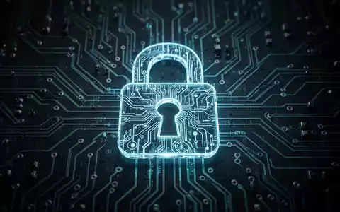Leuchtendes digitales Schloss-Symbol auf einer Leiterplatte, Symbol für Cybersicherheit und Schutz digitaler Systeme. - Foto: über boerse-global.de