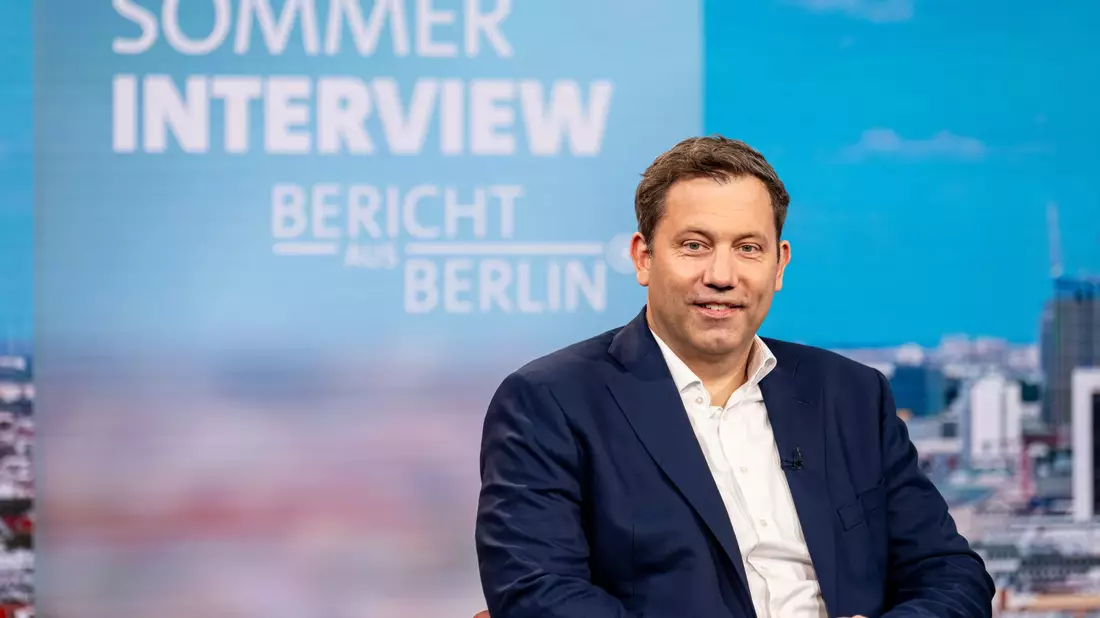 Klingbeil kündigt ab 2028 einen schärferen Sparkurs an. - Bild: Fabian Sommer/dpa