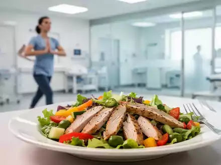 Eine gesunde Mahlzeit mit Salat und Proteinen neben einer Person, die sich in einem klinischen Umfeld leicht körperlich betätigt. - Foto: über boerse-global.de