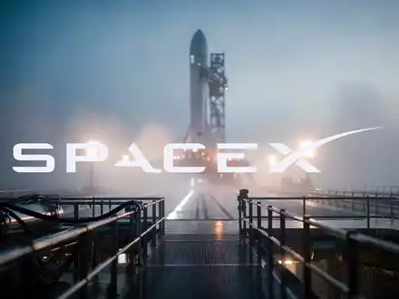 Abstrakte Darstellung der Raumfahrtindustrie mit einem unscharfen Raketenstartplatz und angedeuteter Vorfreude auf ein Ereignis. - Foto: über boerse-global.de