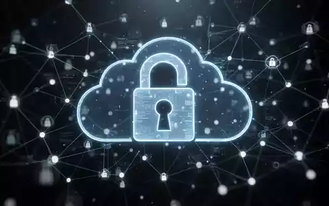 Digitales Vorhängeschloss über einem Netzwerk leuchtender Datenpunkte, symbolisiert Cloud-Sicherheit und Datenschutz. - Foto: über boerse-global.de