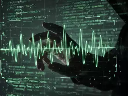 Eine schattenhafte Hand manipuliert digitale Sprachwellen auf einer holografischen Oberfläche, umgeben von KI-Codezeilen. - Foto: über boerse-global.de