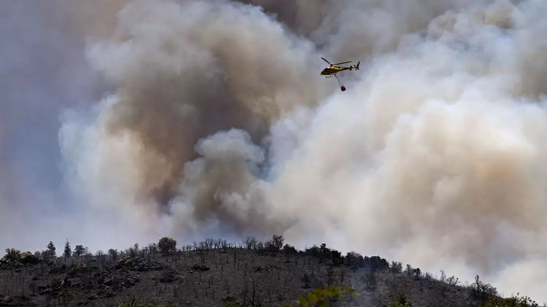 Dieser Brand brach in einem Gebirgsmassiv in der Nähe von Trévillach im Département Pyrénées-Orientales aus. - Bild: Matthieu Rondel/AFP/dpa