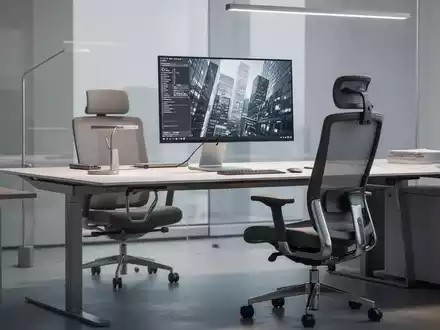 Ein moderner, ergonomischer Büroschreibtisch mit einem Monitor, einem verstellbaren Stuhl und minimalistischen Möbeln. - Foto: über boerse-global.de