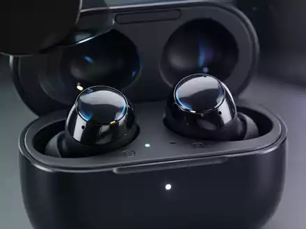 Schlanke, futuristische kabellose Ohrhörer, vermutlich Samsung Galaxy Buds 4 Pro, in offener Ladeschale, die ihr Premium-Design hervorhebt. - Foto: über boerse-global.de