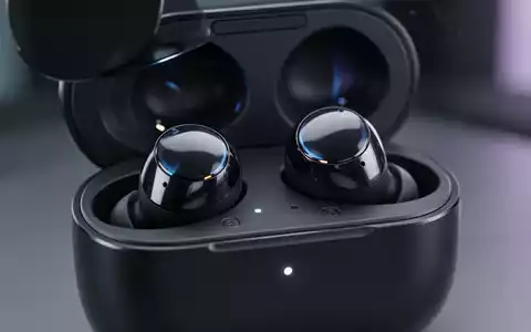 Schlanke, futuristische kabellose Ohrhörer, vermutlich Samsung Galaxy Buds 4 Pro, in offener Ladeschale, die ihr Premium-Design hervorhebt. - Foto: über boerse-global.de