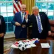 Damals ein Scherz: Trump zeigt Rot. - Bild: Evan Vucci/AP/dpa