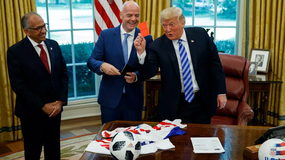Damals ein Scherz: Trump zeigt Rot. - Bild: Evan Vucci/AP/dpa