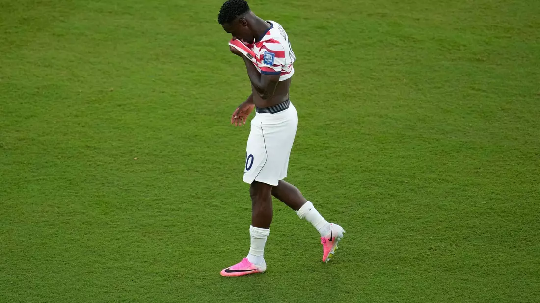 Balogun darf nach seinem Platzverweis wieder spielen. - Bild: Jeff Chiu/AP/dpa