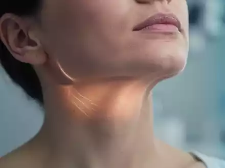 Nahaufnahme einer Kieferpartie, die den Kaumuskel (Masseter) subtil hervorhebt, in einem professionellen und therapeutischen Kontext. - Foto: über boerse-global.de