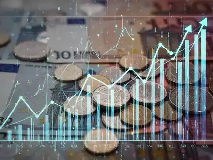 Eine grafische Darstellung von steigenden Finanzdiagrammen und digitalen Datenströmen über unscharfen Euro-Banknoten und Münzen. - Foto: über boerse-global.de