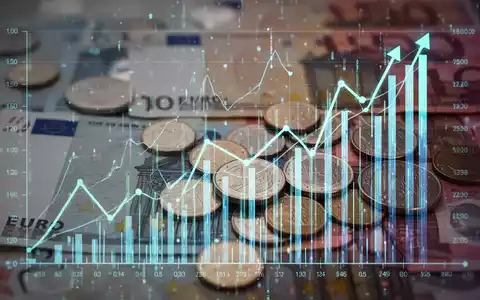 Eine grafische Darstellung von steigenden Finanzdiagrammen und digitalen Datenströmen über unscharfen Euro-Banknoten und Münzen. - Foto: über boerse-global.de