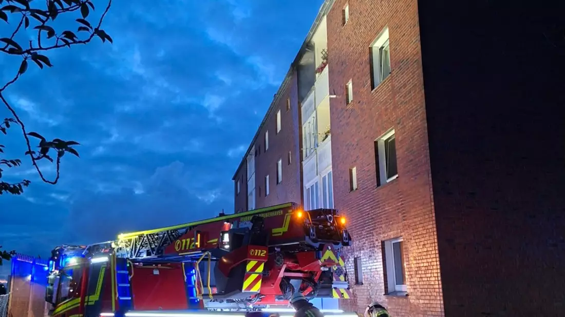FW Bremerhaven: Feuer in einem Mehrfamilienhaus in der Alten Bürger - Bild: presseportal.de
