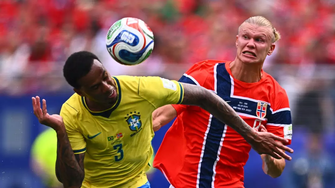 Enges Duell in East Rutherford - hier zwischen Gabriel (l.) und Erling Haaland. - Bild: Tom Weller/dpa