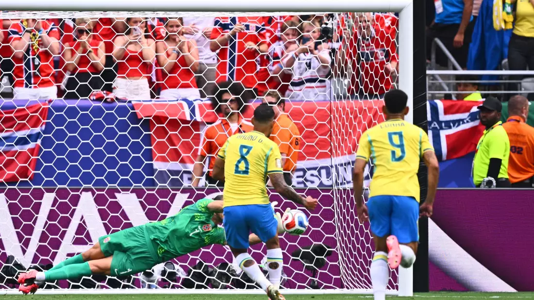 Brasiliens Bruno Guimarães scheiterte per Elfmeter an Örjan Nyland. - Bild: Tom Weller/dpa