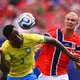 Enges Duell in East Rutherford - hier zwischen Gabriel (l.) und Erling Haaland. - Bild: Tom Weller/dpa