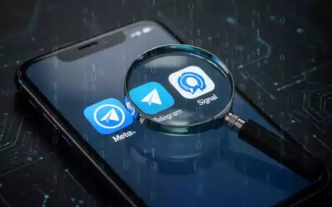 Eine Lupe schwebt über Social-Media-App-Symbolen auf einem Smartphone-Bildschirm, was staatliche Überwachung digitaler Plattformen symbolisiert. - Foto: über boerse-global.de