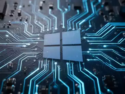 Leuchtende Leiterplatte mit blauen Linien, die Umgehung von Hardware-Beschränkungen für Windows 11 symbolisiert. - Foto: über boerse-global.de