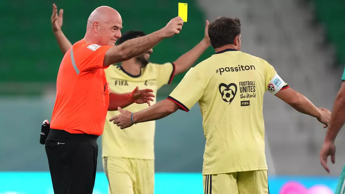 Die FIFA um Präsident Infantino erlässt Balogun eine Sperre. (Archivbild) - Bild: Martin Rickett/PA Wire/dpa