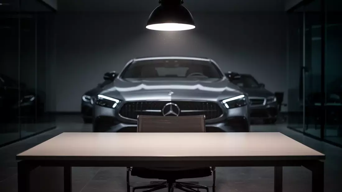 Mercedes-Benz verschärft Sparkurs: Homeoffice-Ende und längere Arbeitszeit geplant