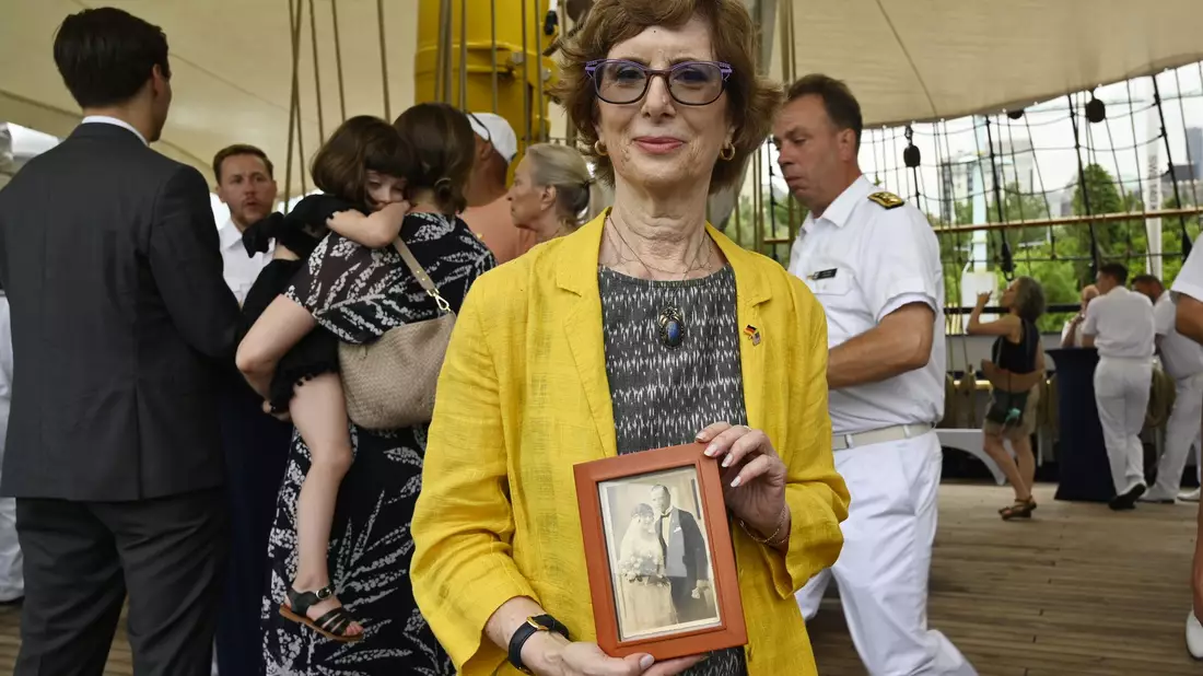 Zu ihrer Einbürgerunszeremonie bringt Carolyn Oliner ein Bild ihrer Großeltern mit, denen 1941 formell die Staatsangehörigkeit aberkannt wurde. Beide werden später in Auschwitz ermordet. - Bild: Anne Pollmann/dpa