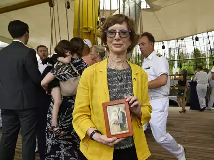 Zu ihrer Einbürgerunszeremonie bringt Carolyn Oliner ein Bild ihrer Großeltern mit, denen 1941 formell die Staatsangehörigkeit aberkannt wurde. Beide werden später in Auschwitz ermordet. - Foto: Anne Pollmann/dpa