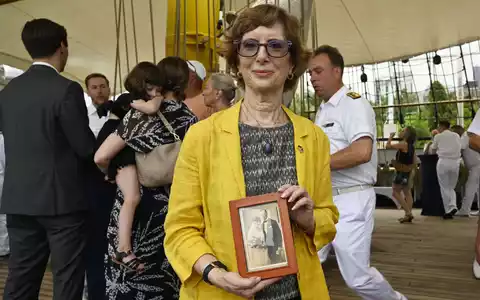 Zu ihrer Einbürgerunszeremonie bringt Carolyn Oliner ein Bild ihrer Großeltern mit, denen 1941 formell die Staatsangehörigkeit aberkannt wurde. Beide werden später in Auschwitz ermordet. - Foto: Anne Pollmann/dpa