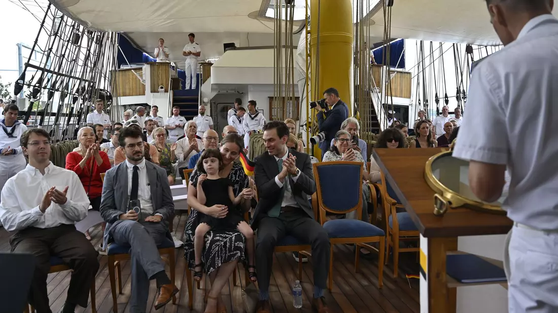 Die Gorch Fock ankert derzeit in New York und wurde zum Schauplatz einer Einbürgerungszeremonie für Nachkommen von NS-Verfolgten. - Bild: Anne Pollmann/dpa