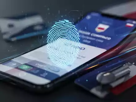 Leuchtend blaues biometrisches Fingerabdrucksymbol auf Smartphone mit Zahlungsbestätigung, symbolisiert schnelle und sichere digitale Zahlungen. - Foto: über boerse-global.de