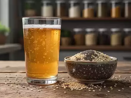 Ein Glas Kombucha mit Chiasamen und Quinoa auf einem Holztisch, Fokus auf gesunde Ernährung und Darmgesundheit. - Foto: über boerse-global.de